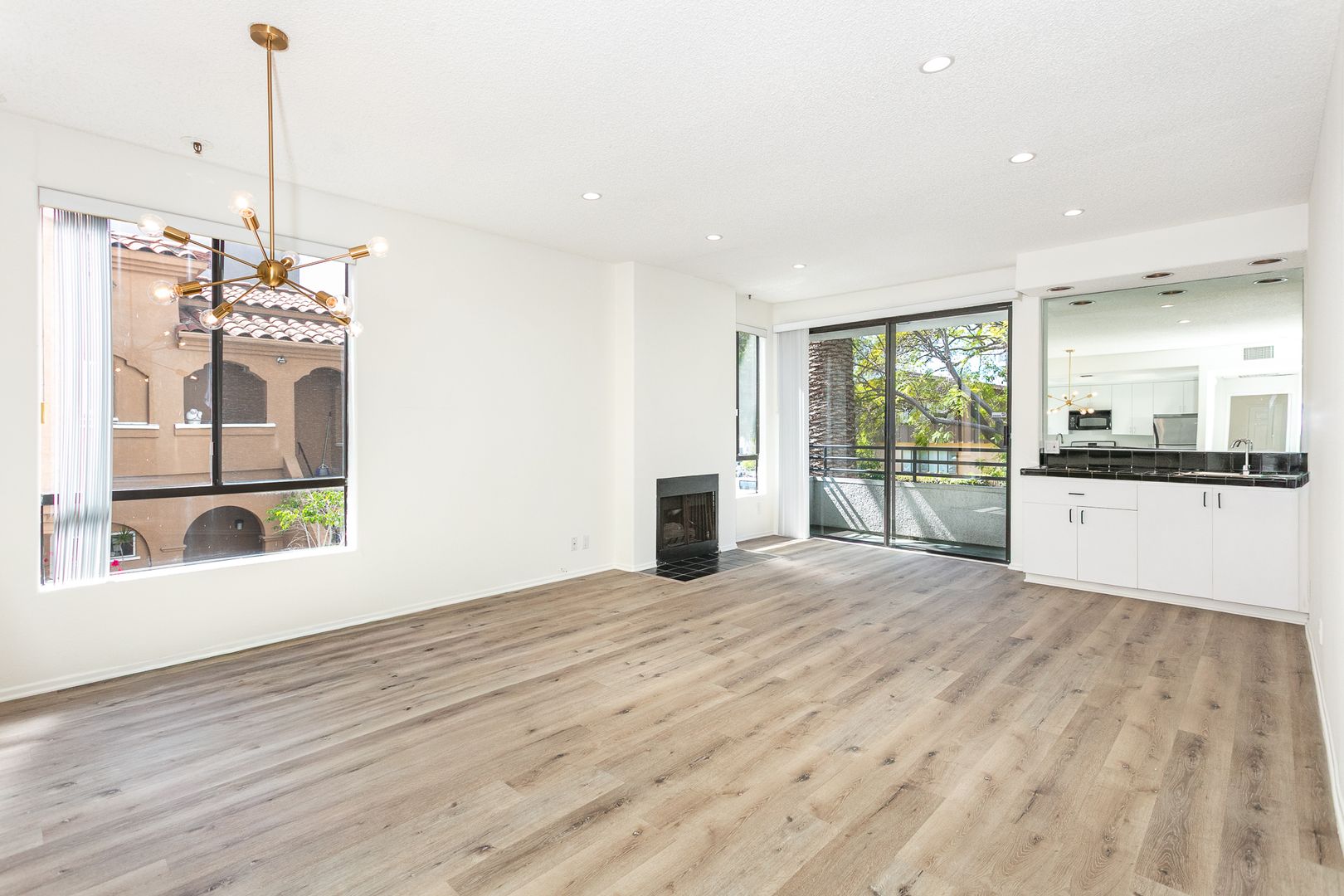 Los Angeles Apartment: 906 S Wooster St