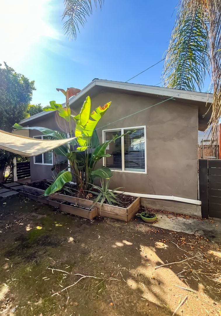 Los Angeles Apartment: 3425 Alice St