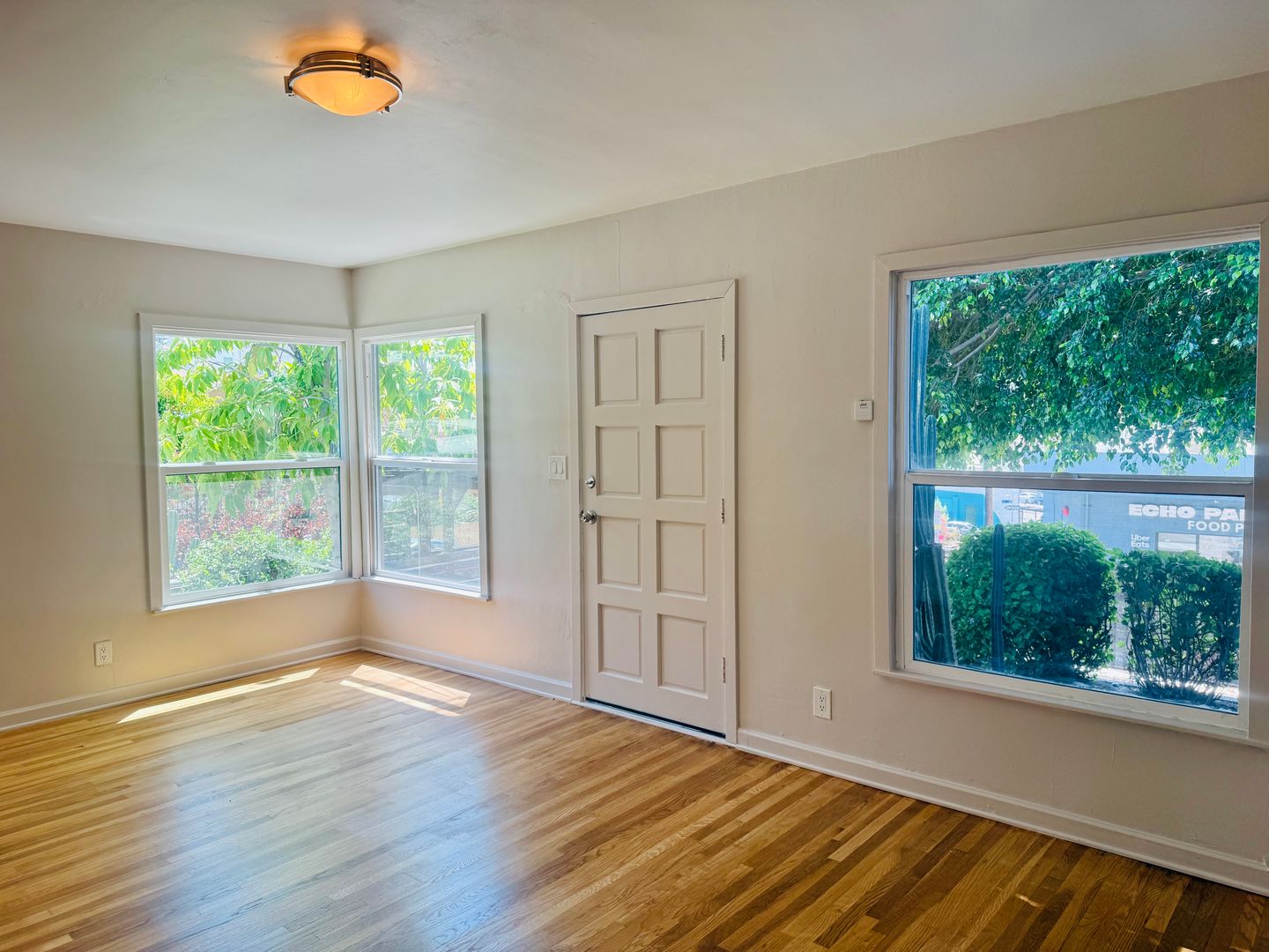 Los Angeles Apartment: 1313 Douglas St