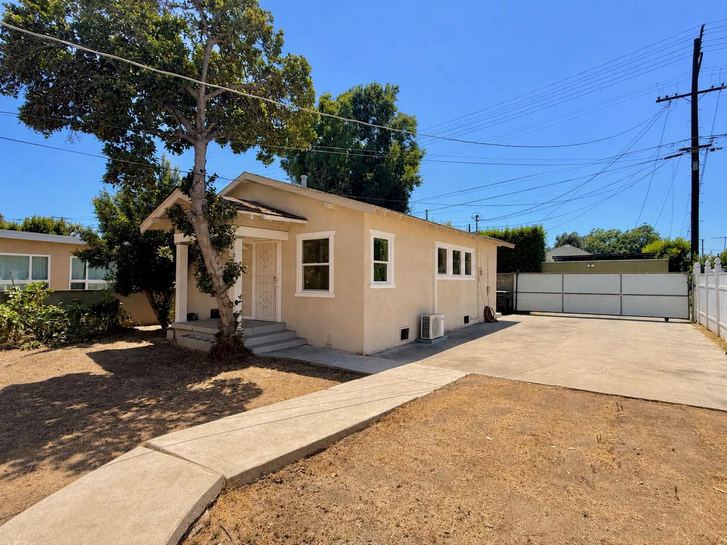Los Angeles Apartment: 3007 Dalton Ave.
