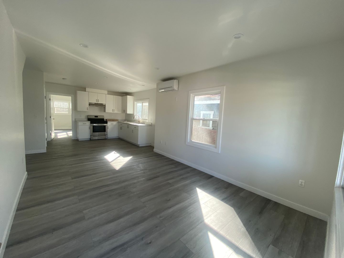 Los Angeles Apartment: 142 Douglas St