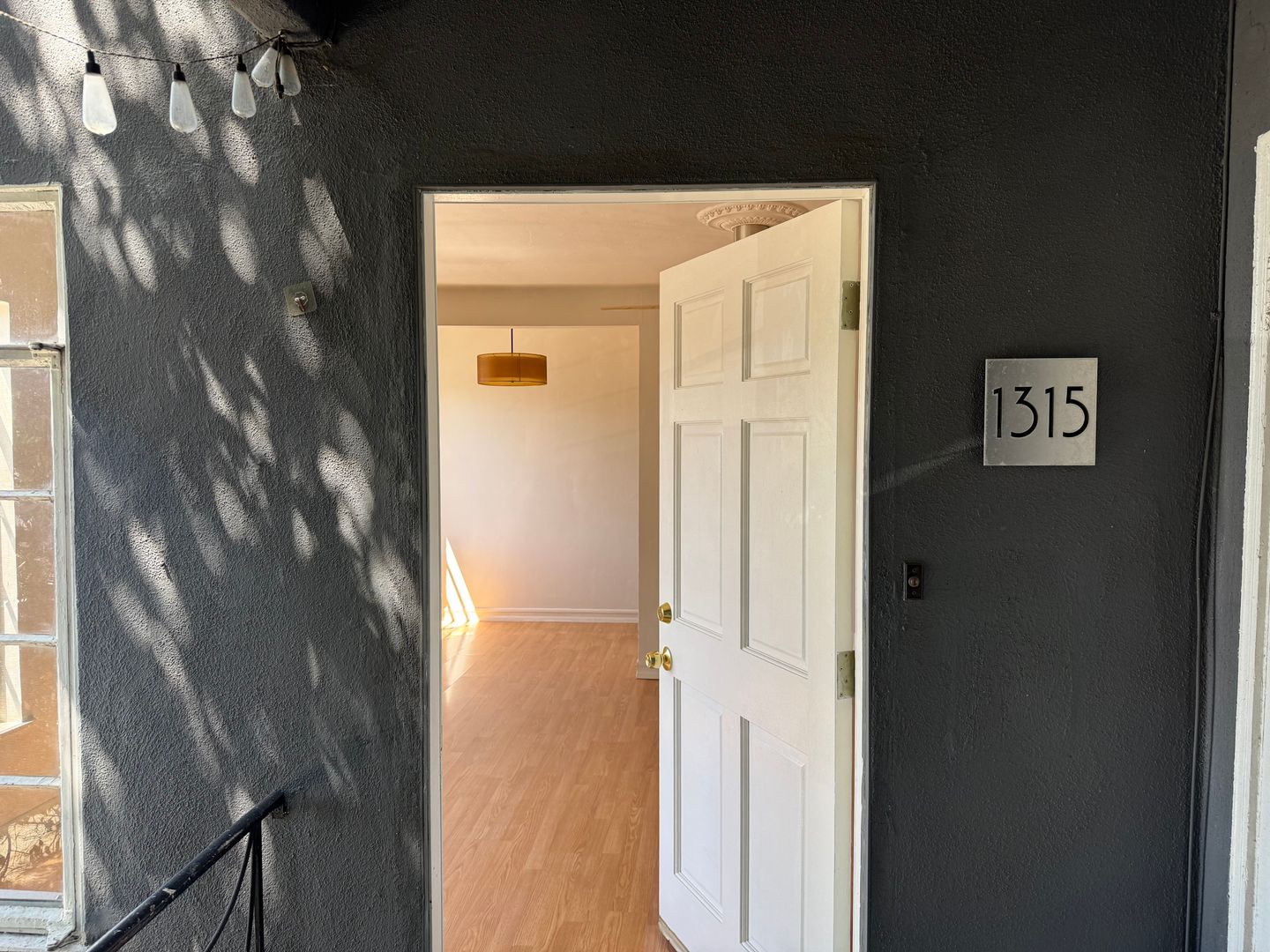 Los Angeles Apartment: 1313 Douglas St