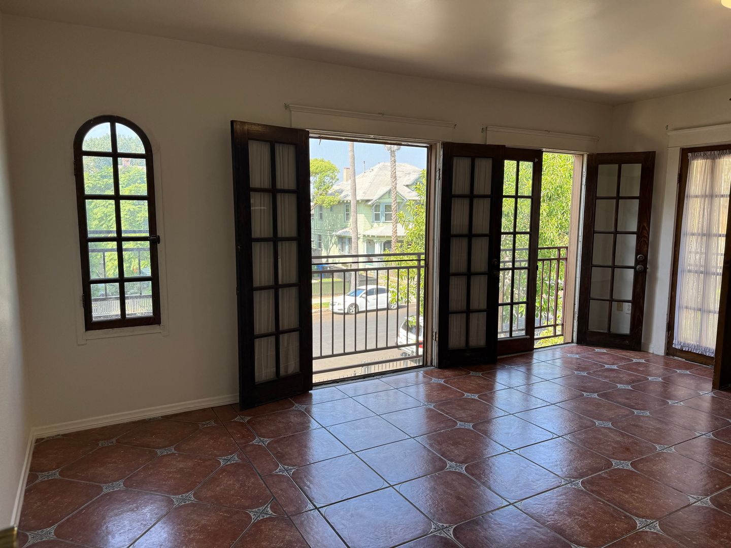 Los Angeles Apartment: 2646 Kenwood Ave