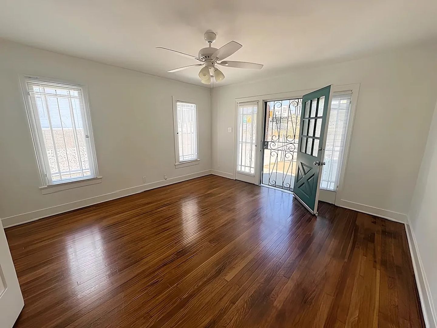 Los Angeles Apartment: 2522 London St