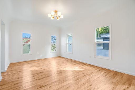 Front Upper oversized one Bedroom with peekaboo downtown views from the living area. – photo 1