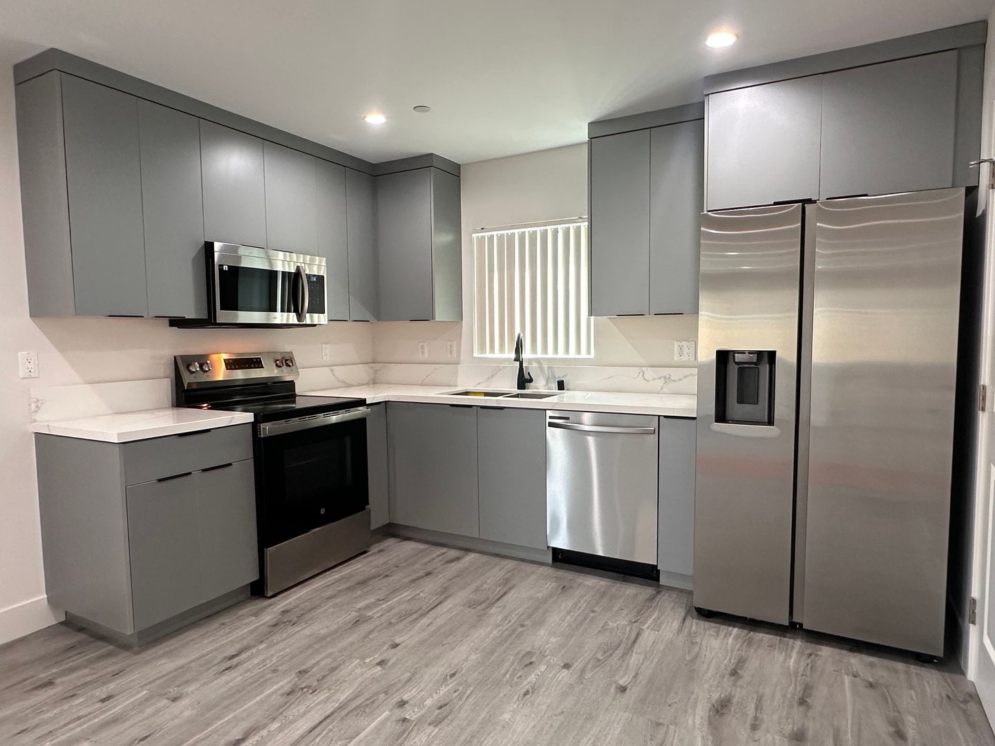 Hawthorne Apartment: 11512 Oxford Ave
