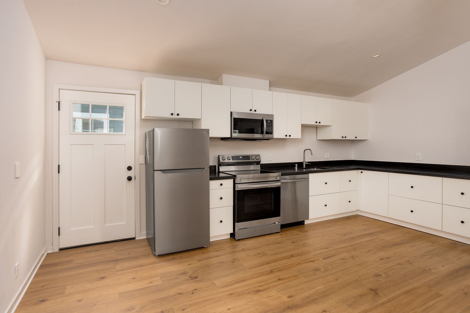 Glendale Apartment: 126 1/2 Franklin Ct