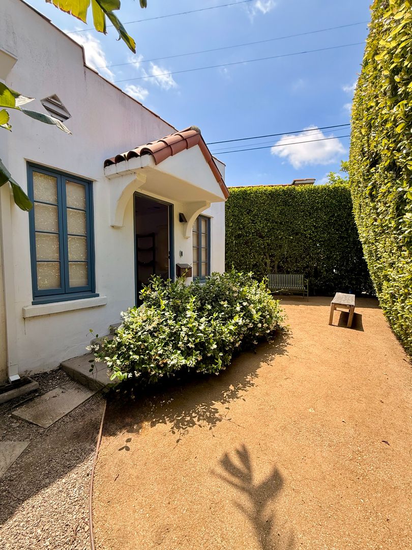 Los Angeles Apartment: 4246 Lexington Ave