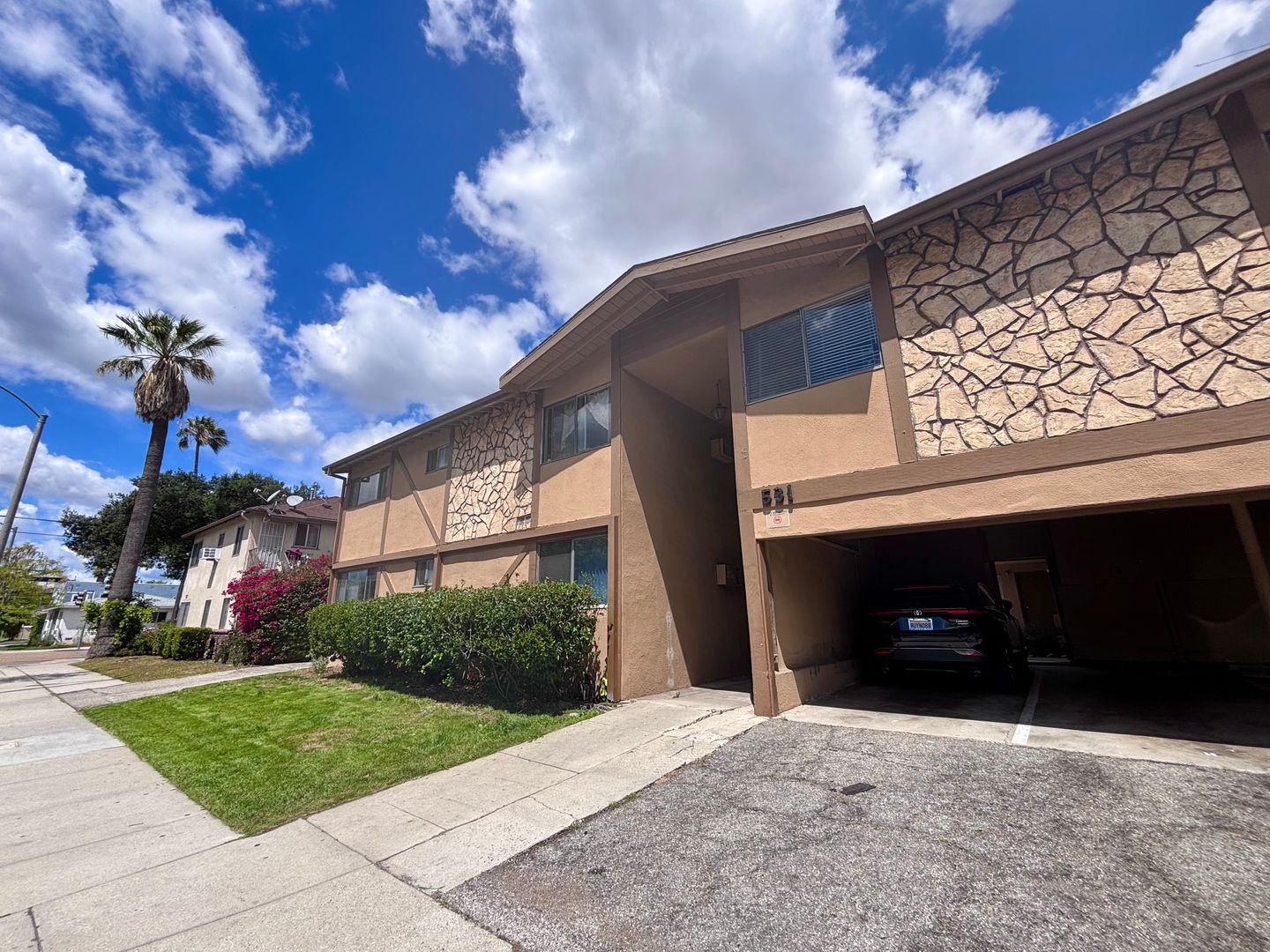 Glendale Apartment: 531 E Chevy Chase Dr #4