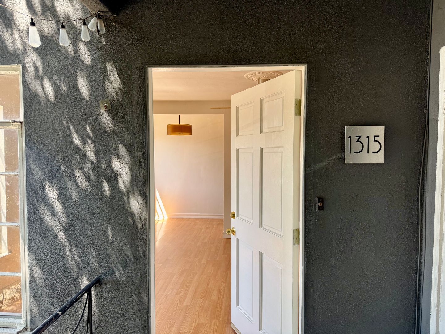 Los Angeles Apartment: 1313 Douglas St