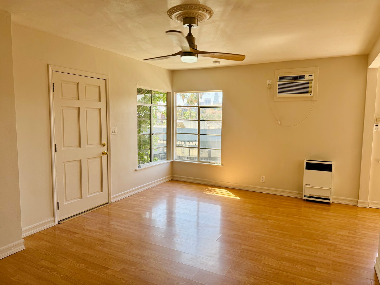 Los Angeles Apartment: 1313 Douglas St