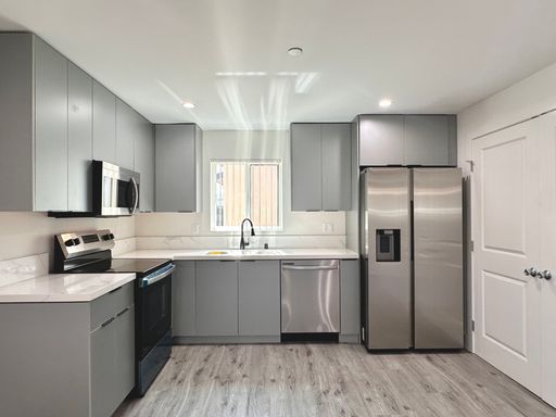 Brand New Upper 3BD/2BA Unit in Hawthorne | Stainless Steel Appliances, A/C and Laundry in Unit! – photo 1