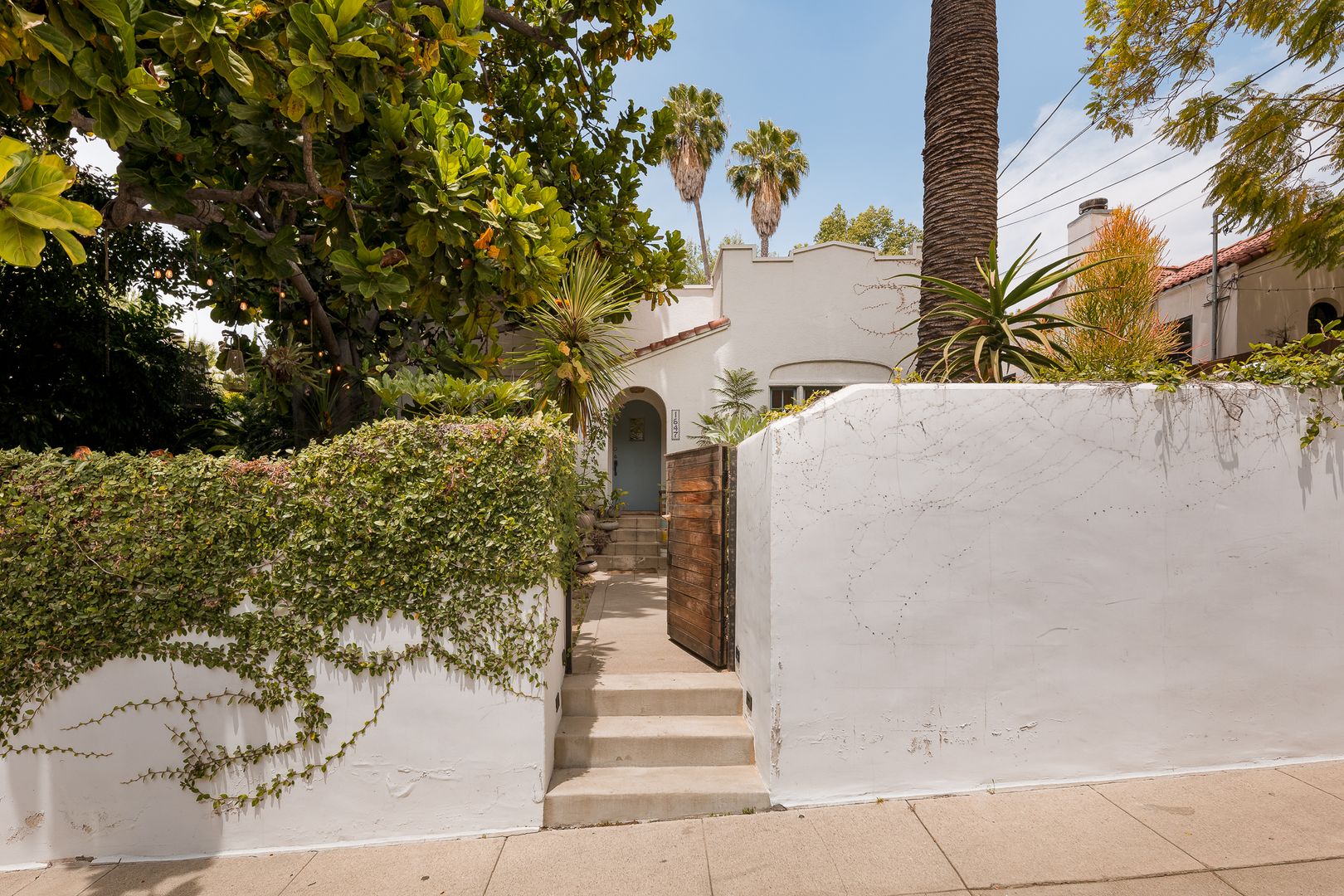 Los Angeles Apartment: 1647 N Coronado St
