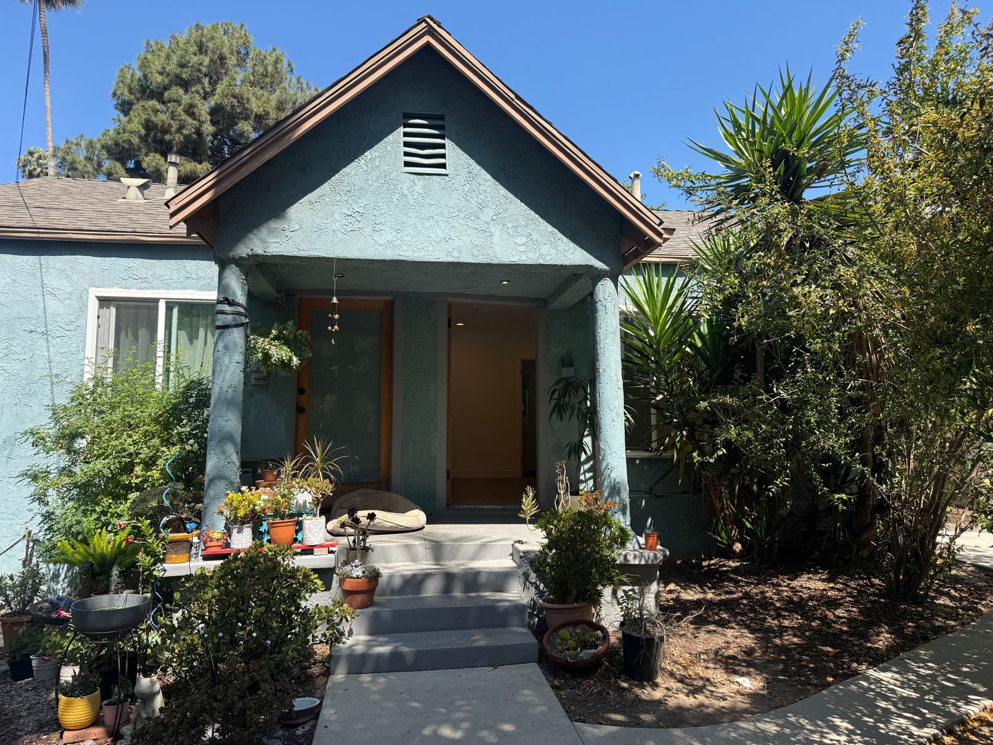 Los Angeles Apartment: 1859 Lakeshore Ave