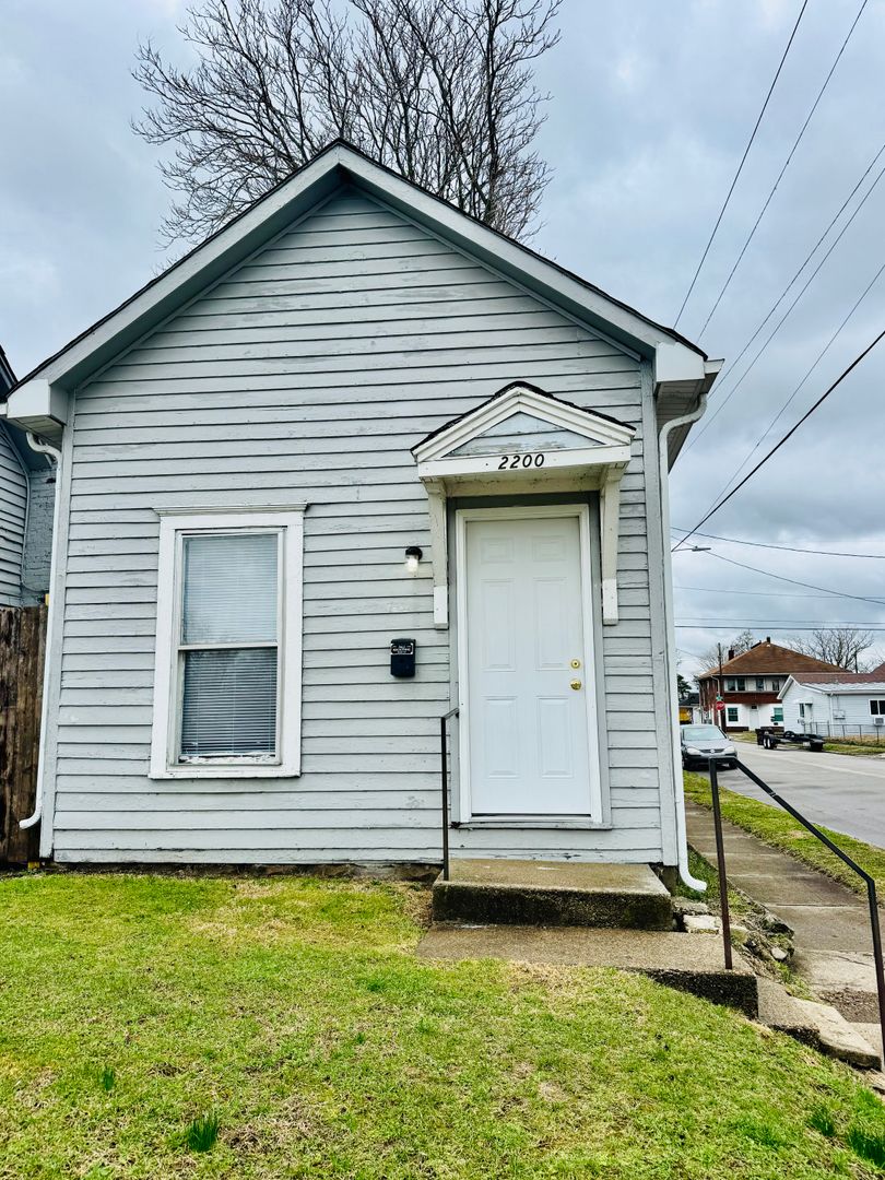 Middletown House: 2200 Queen