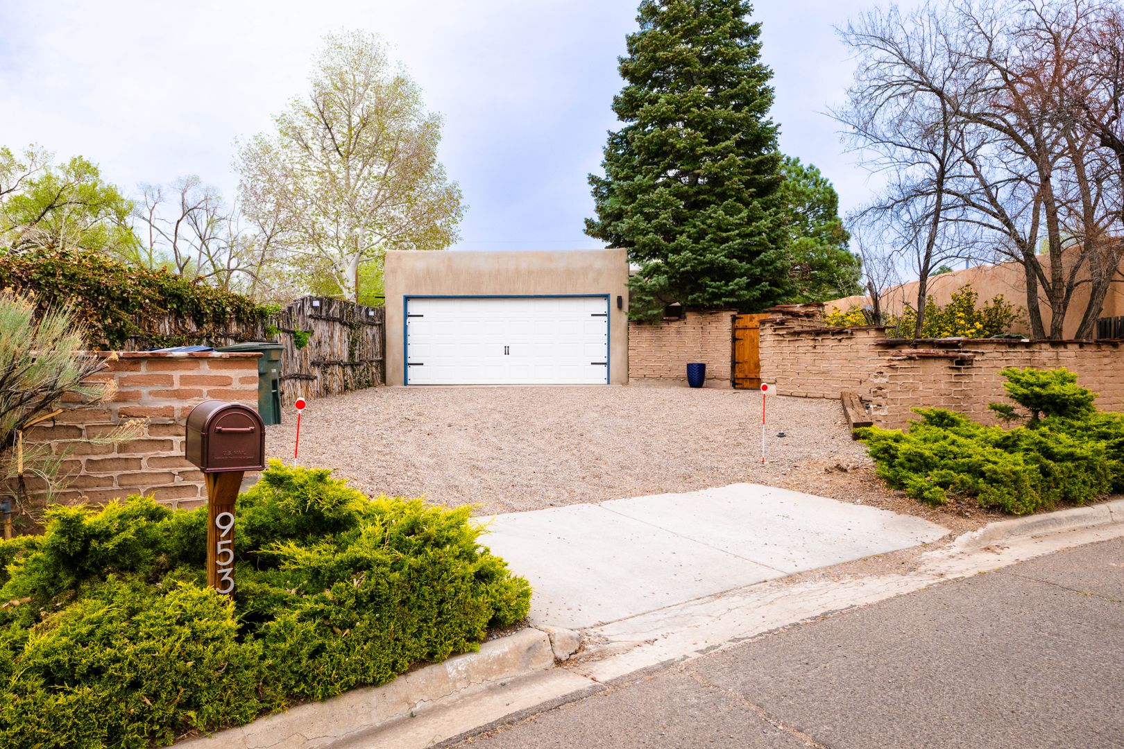 Santa Fe House: 953 Camino de Chelly