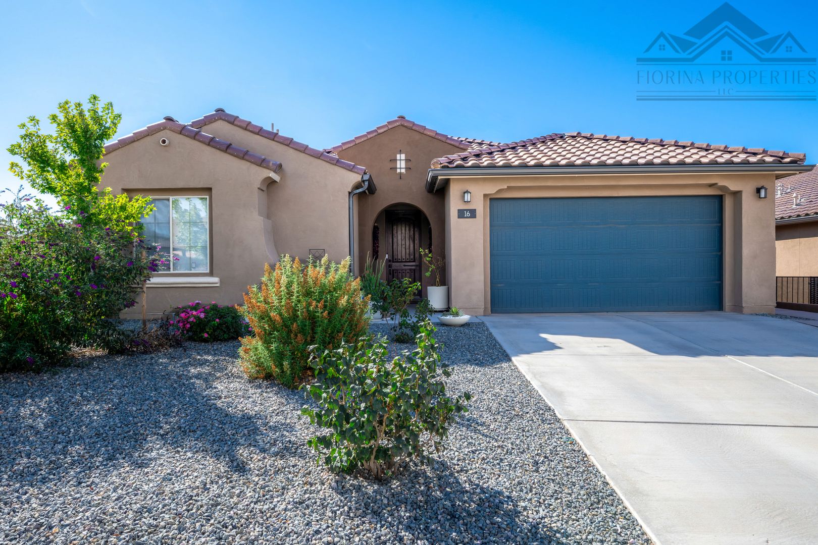 Santa Fe House: 16 Wirecrest Lane