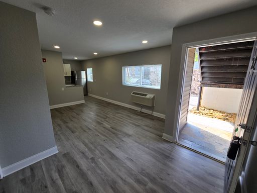 2 Bedroom 1 Bath 1st floor apartment is available now & all within 2 miles from downtown & UT Campus! – photo 1