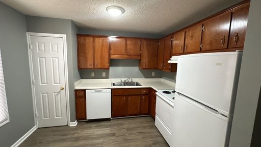 End Unit 2 Bedroom Townhouse with Move In Special! – photo 1