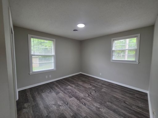 Newly Renovated 2 Bedroom Apartment – photo 1