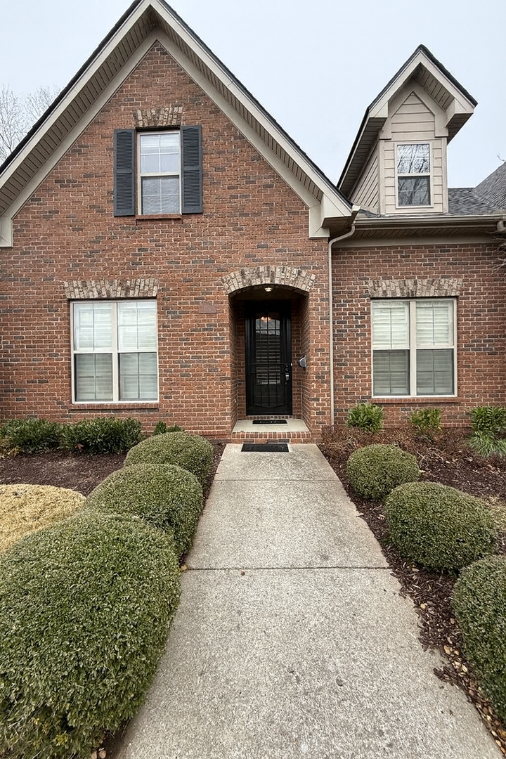 Gallatin House: 1116 E Cavaletti Circle