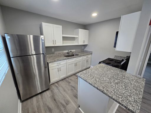 Want to live 2 miles from Neyland Stadium? 2 bedroom 1 bath apartment ready to call home with a move in special pricing! – photo 1