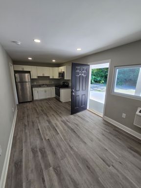 Modern 1BR Apartment Across the River from UT Knoxville Ready for you to call home with move in special pricing! – photo 1