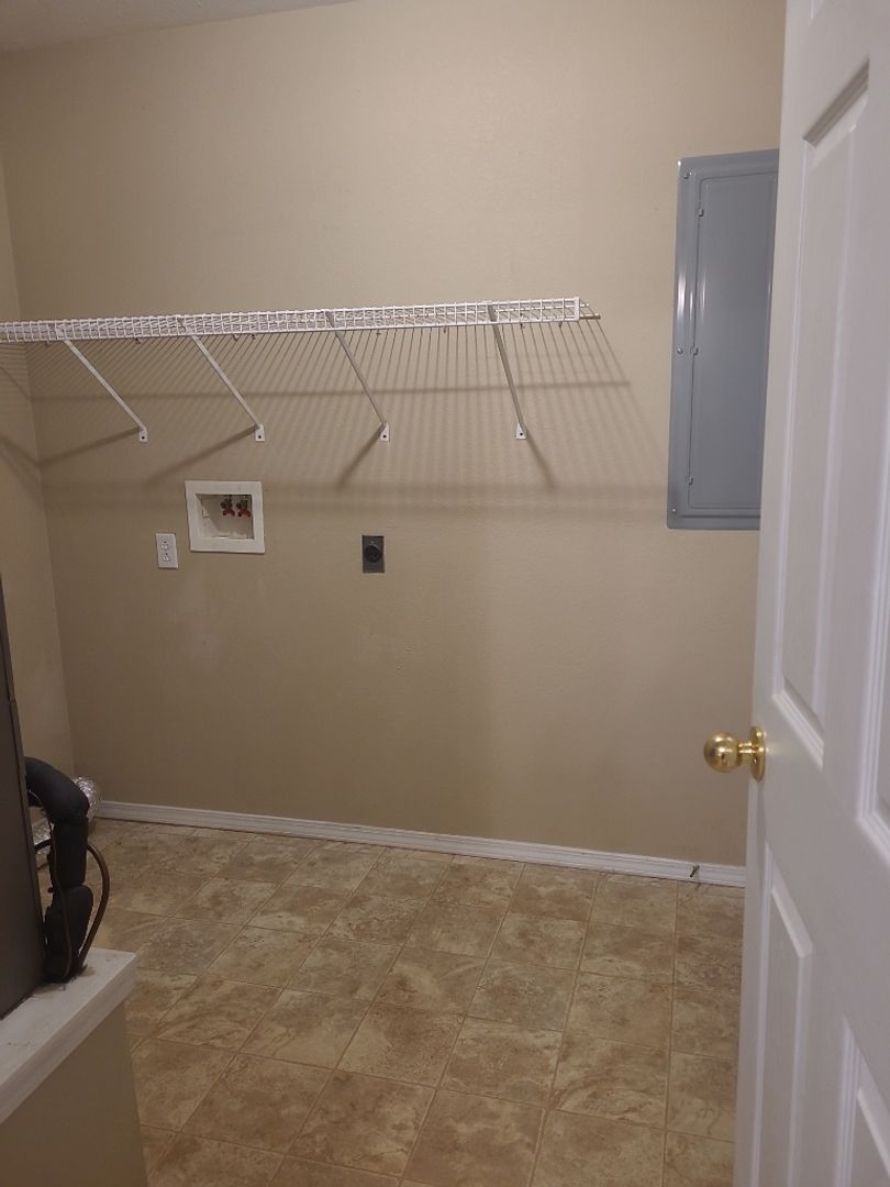 Dexter Apartment: 606 Allison St