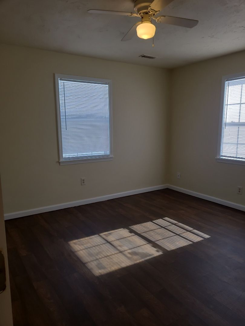 Piggott Apartment: 975 E Margaret St