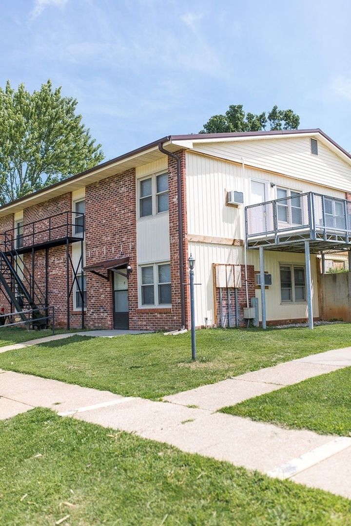 Camdenton Apartment: 68 Hulett Dr,