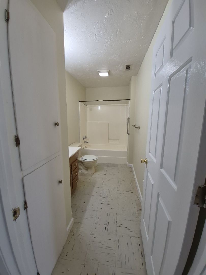 Piggott Apartment: 975 E Margaret St