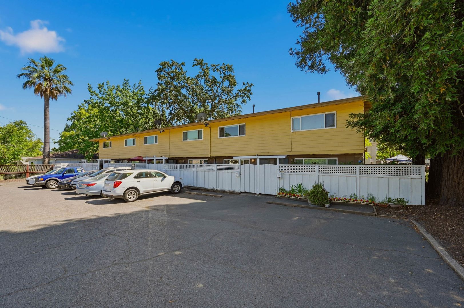 St Helena Apartment: 1141-1161 Oak Avenue