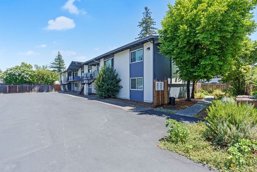 2BD/1BA Ground-Floor Apartment with Large Private Yard – photo 1