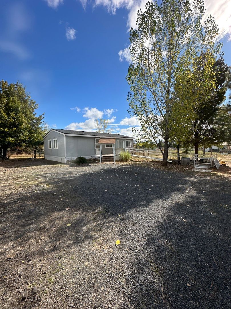 Klamath Falls House: 15517 Riveredge Rd