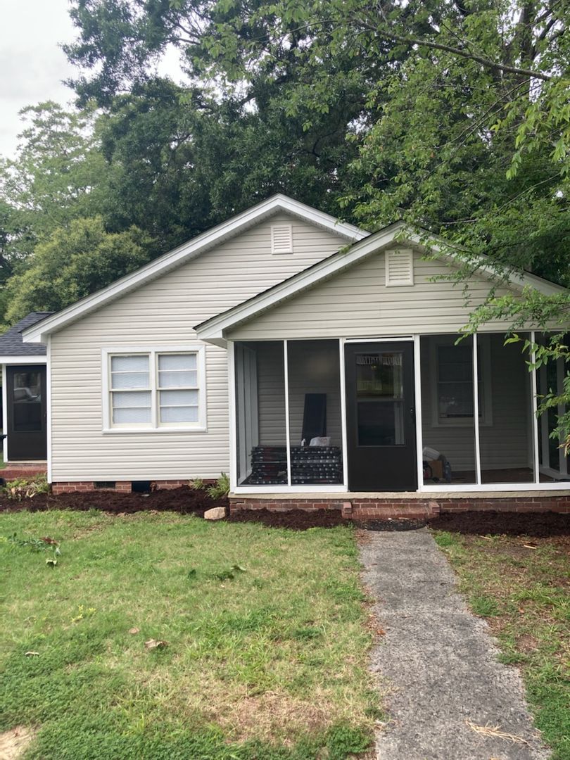 Rock Hill House: 1031 College Avenue Ext.