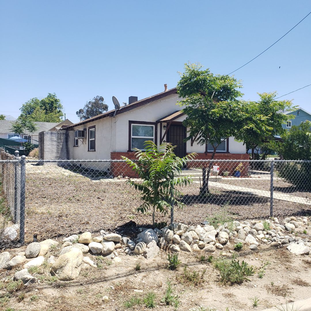 Mentone Apartment: 1370 Chrysolite Avenue