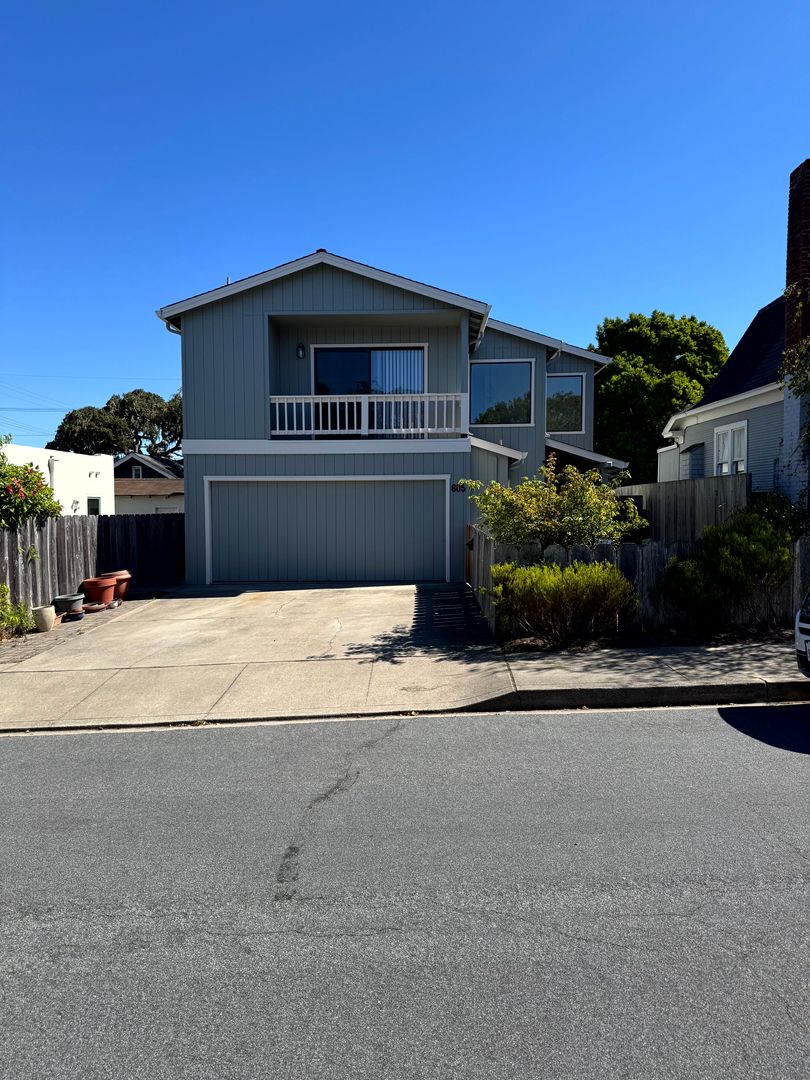 Pacific Grove House: 605 19th Street
