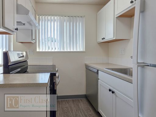 Spacious & Remodeled 2 Bedroom Apartment | W/D Hookup | ★ FREE Water, Sewer & Garbage – photo 1