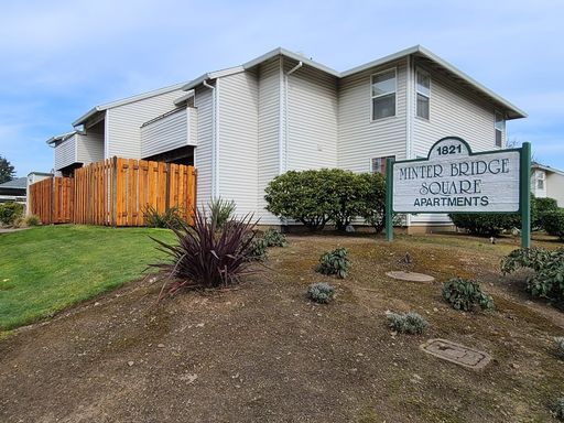 Hillsboro Apartment Home in Small Community! Washer & Dryer Included! – photo 1