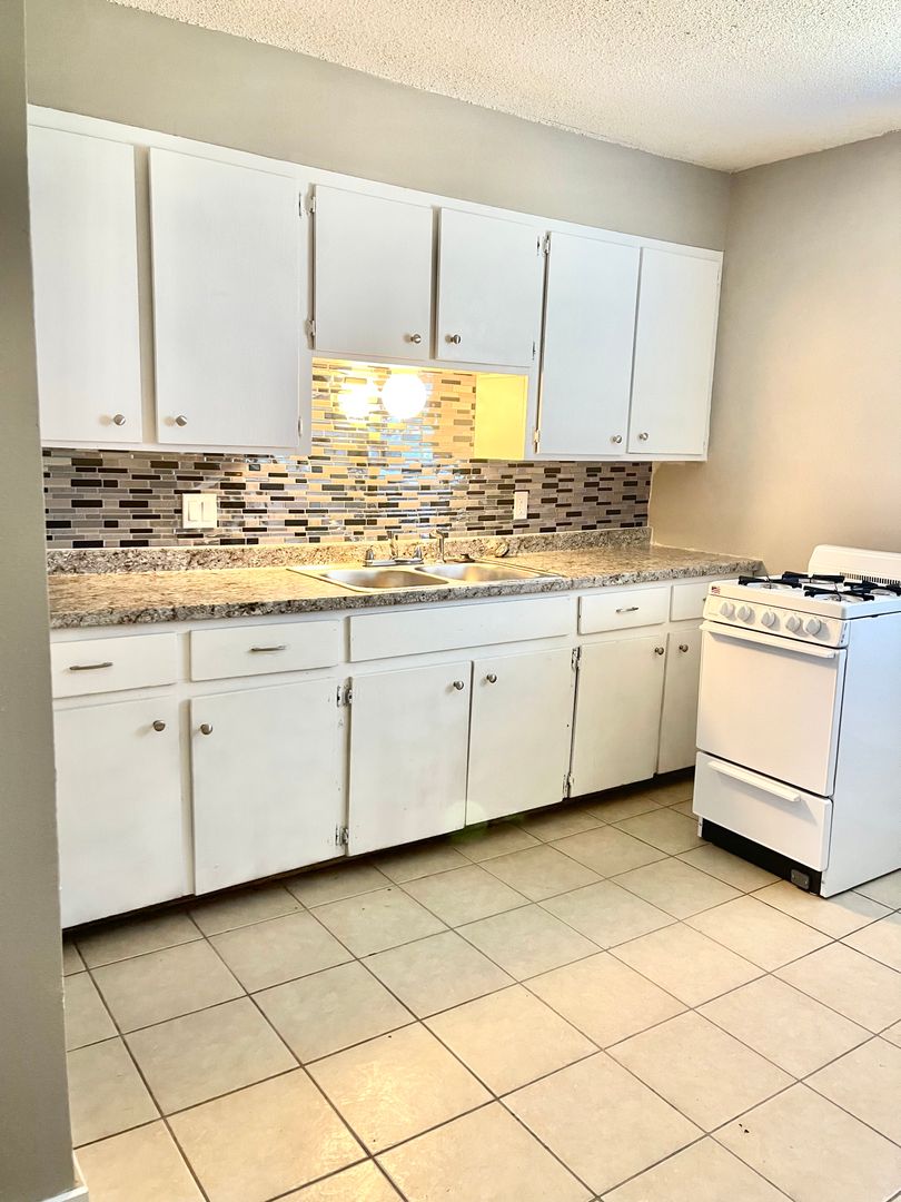 Sperry Apartment: 205 West Birch Place