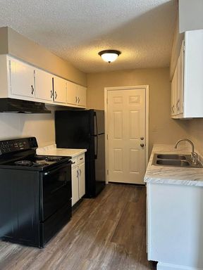 2 bedroom/1 bathroom – photo 1