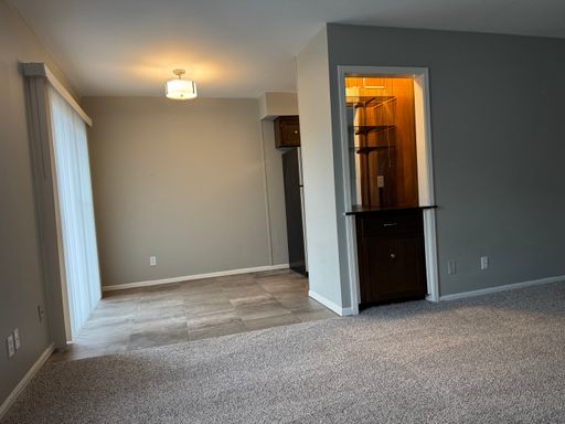 1 Bedroom 1 Bath Apartment Available – photo 1