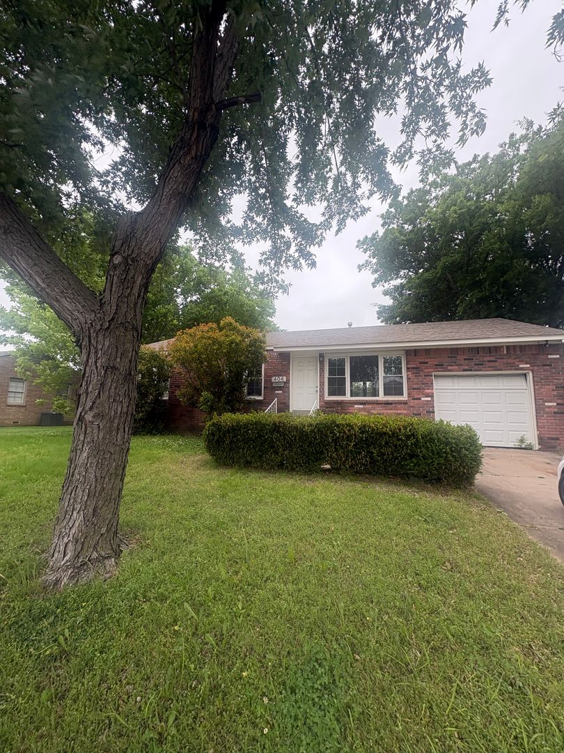 Owasso House: 404 N Dogwood