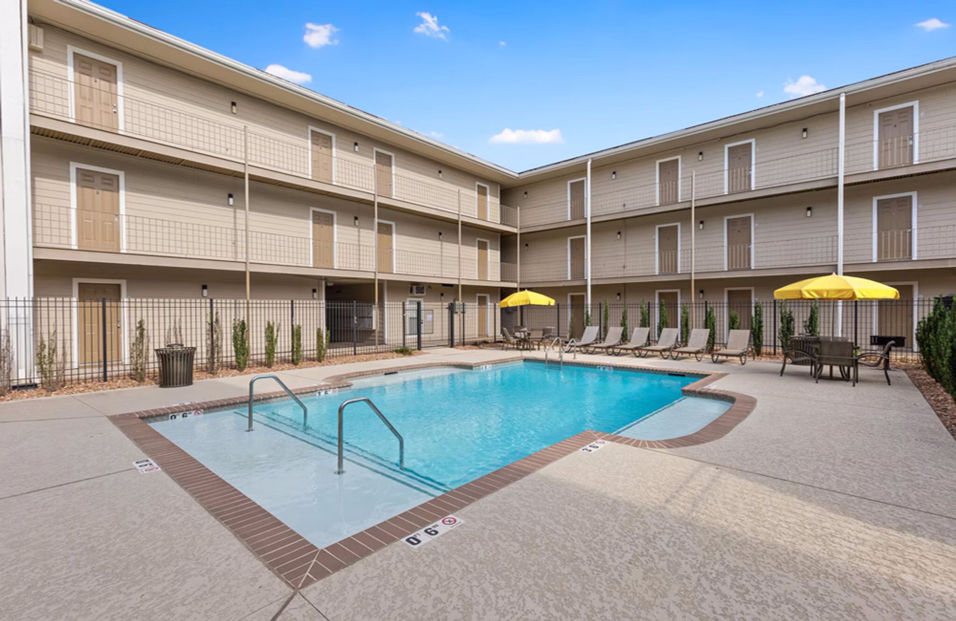 Metairie Apartment: 1432 Lake Avenue