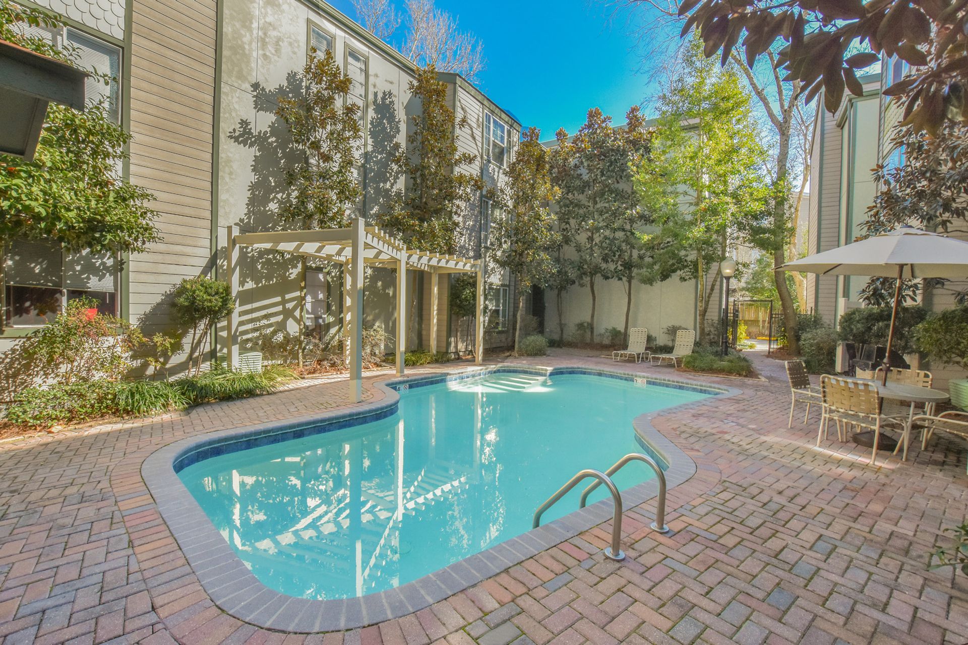 METAIRIE Apartment: 1441 LAKE AVENUE