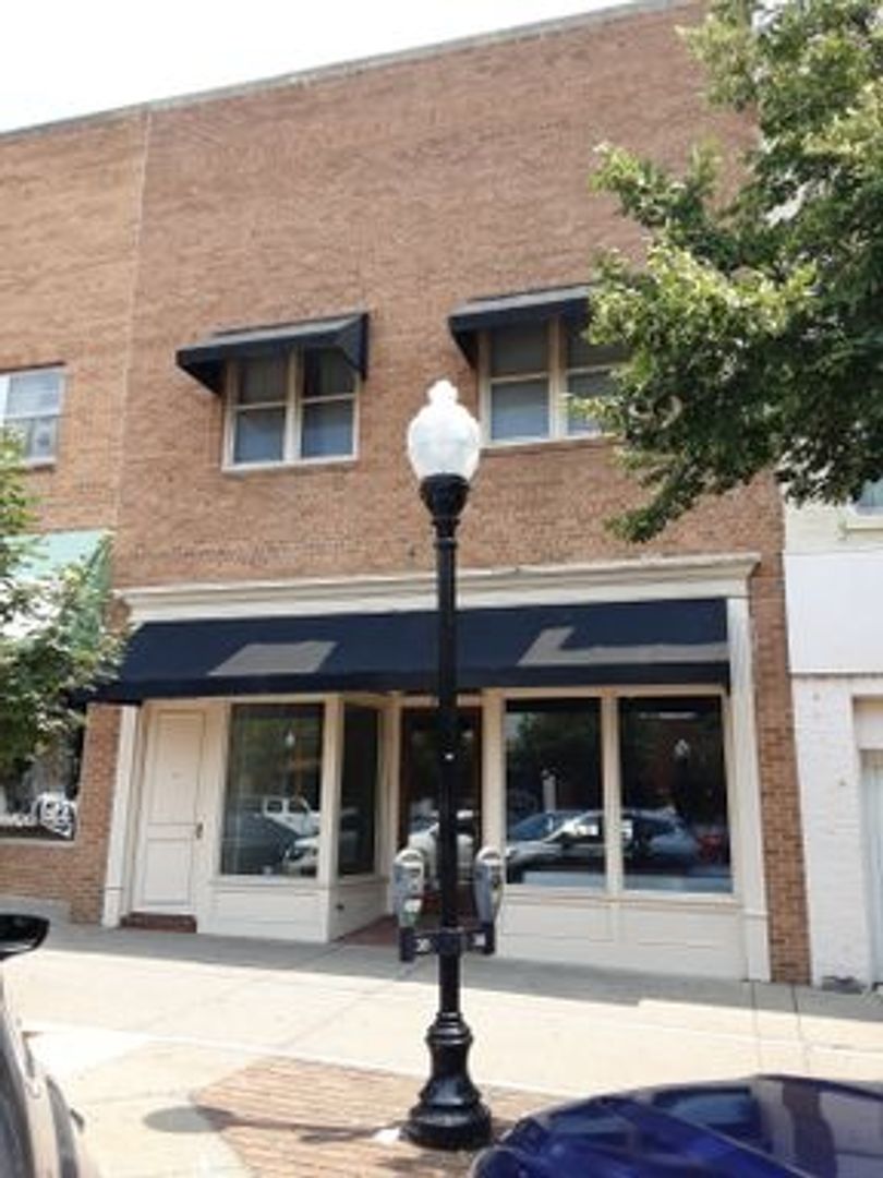 Lawrence Apartment: 738 1/2 Massachusetts