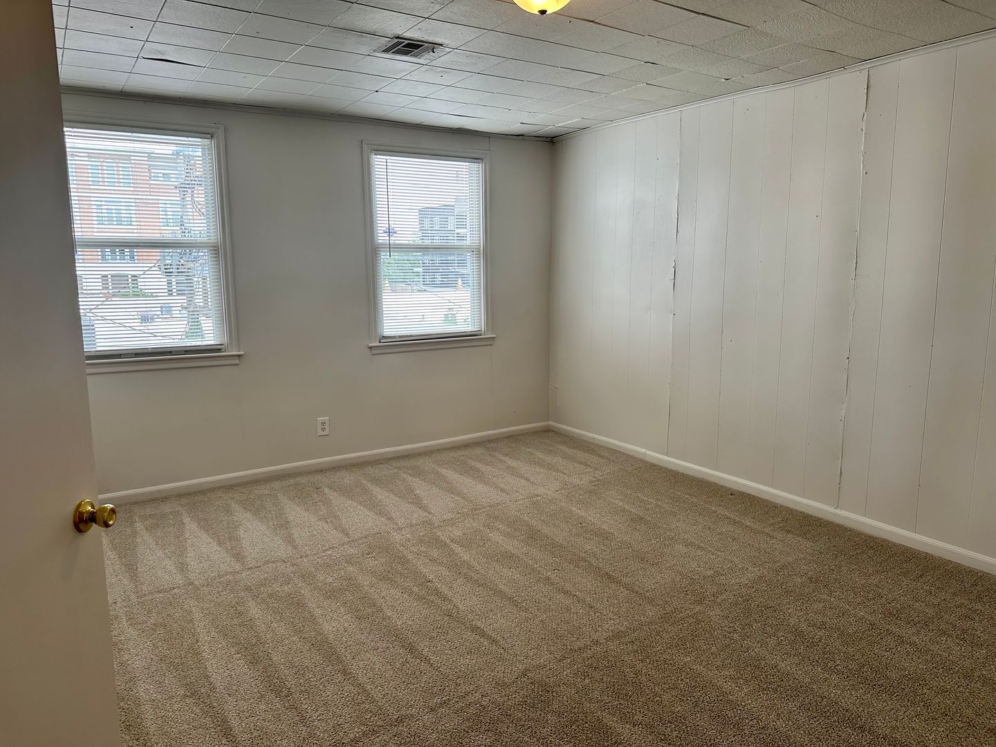 Lawrence Apartment: 738 1/2 Massachusetts