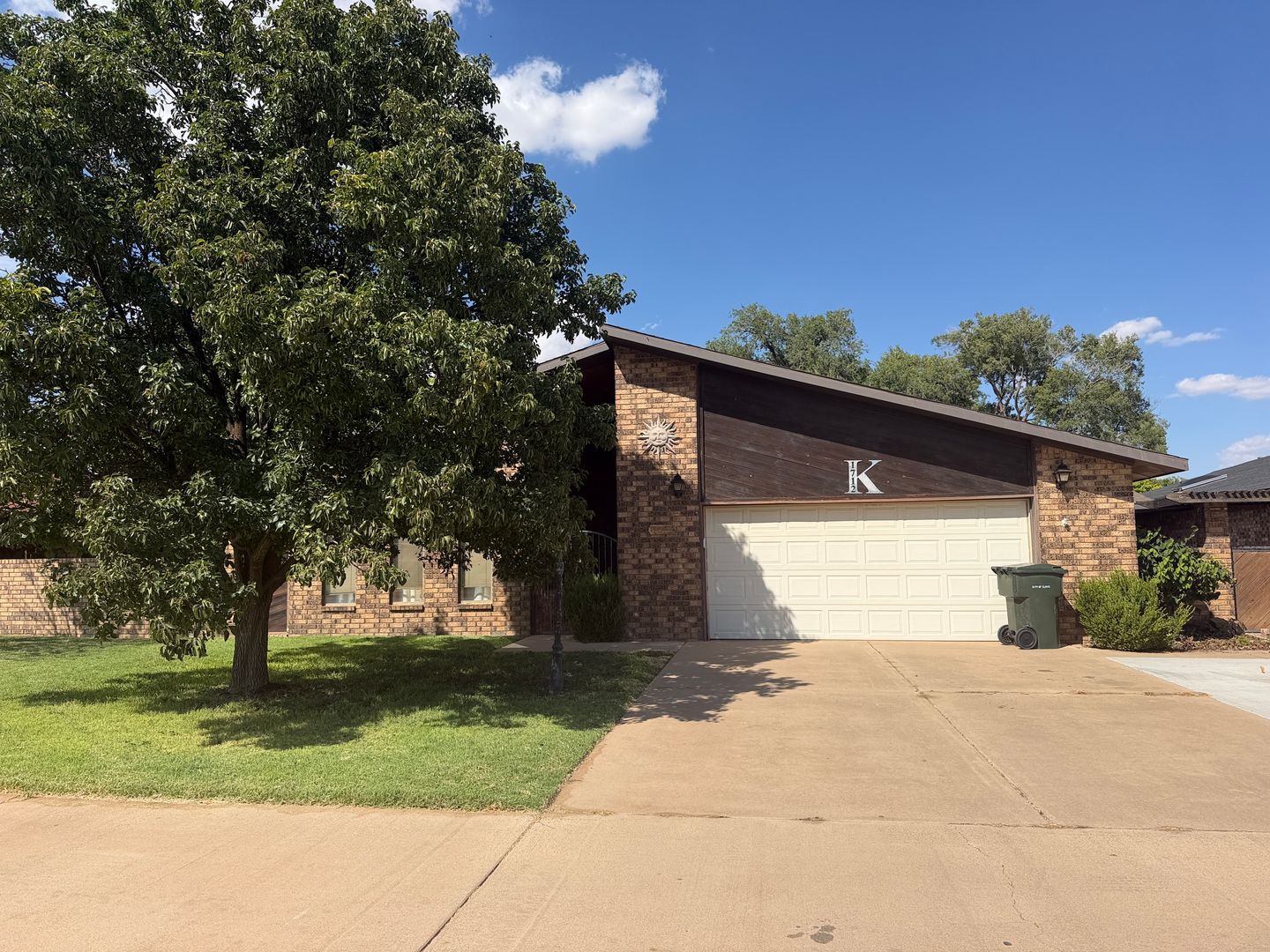 Clovis House: 1712 Colonial Parkway