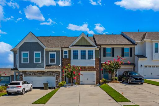 Gorgeous 3-bed, 2.5 bath townhome in Desirable Paddlers Cove of Clover!