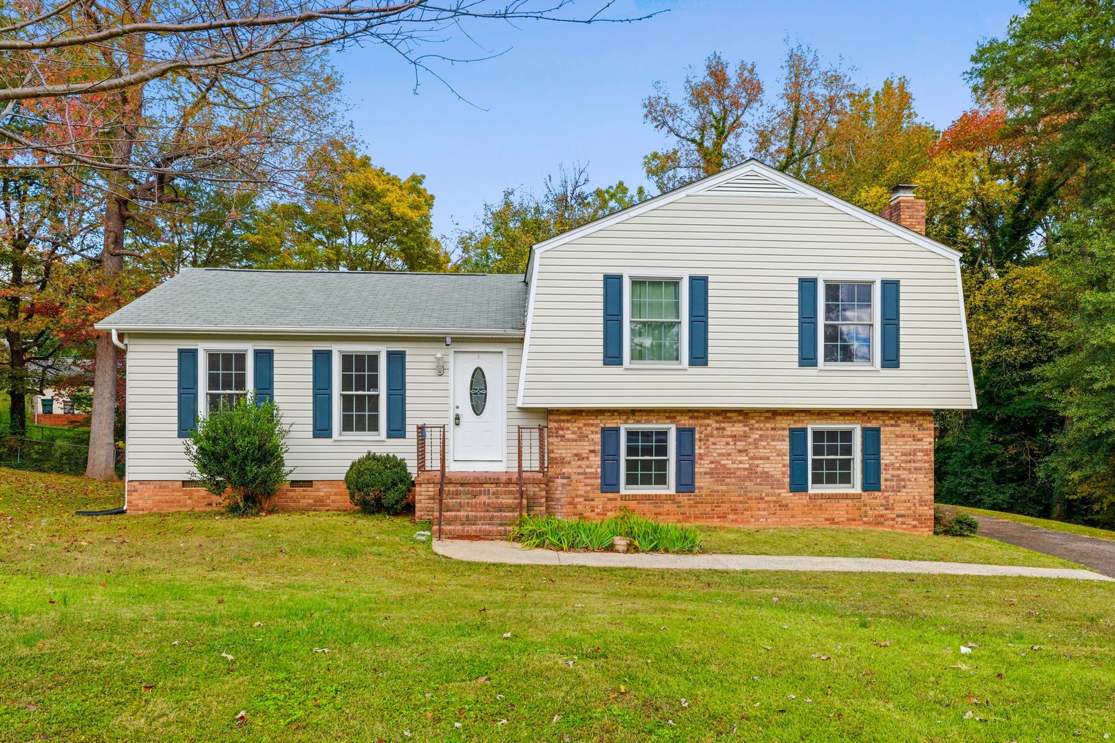 Gastonia House: 810 Applegate Ct.